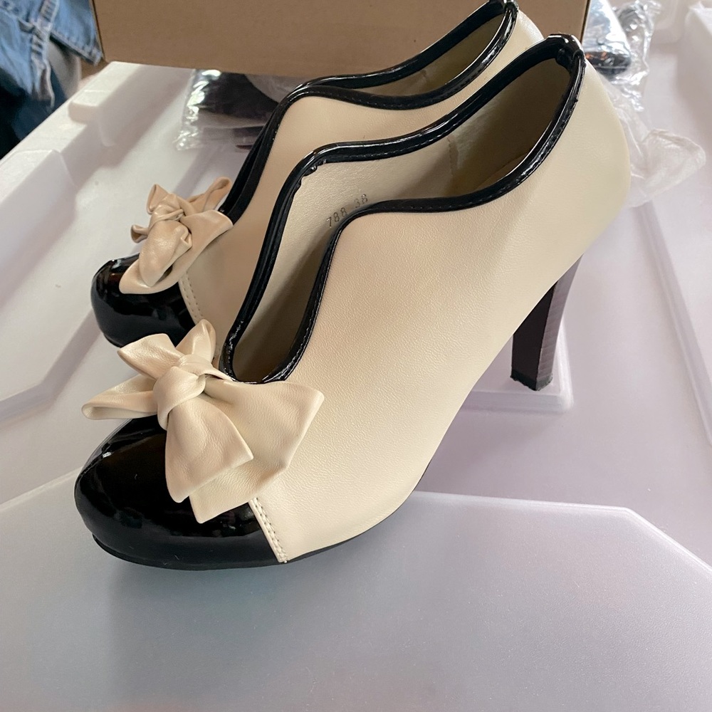 🔥 4 for $20 🔥 Vintage look black and ivory pumps - Picture 1 of 3